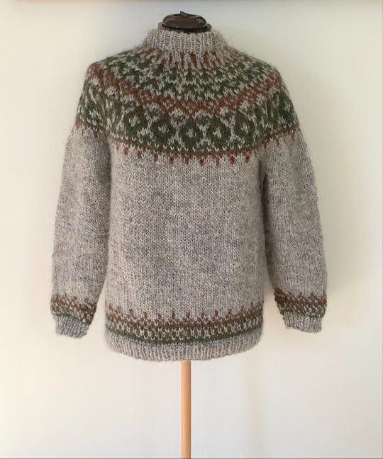 Islandsk sweater - håndstrikket i ren islandsk uld - alafoss lopi i et gammelt norsk mønster - findes til både kvinder og mænd