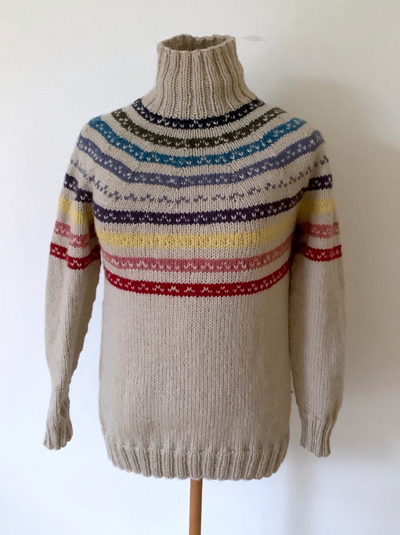 Lækker mangestribet sweater med rullekrave i ren ny uld 
