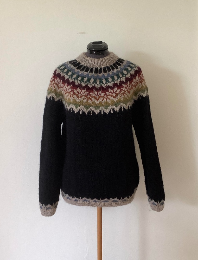 Flot islandsk sweater med farverigt mønster