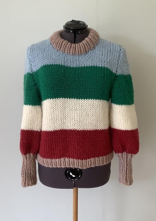NYT DESIGN! Trendy sweater - håndstrikket i ren økocertificeret uld. Str. M
