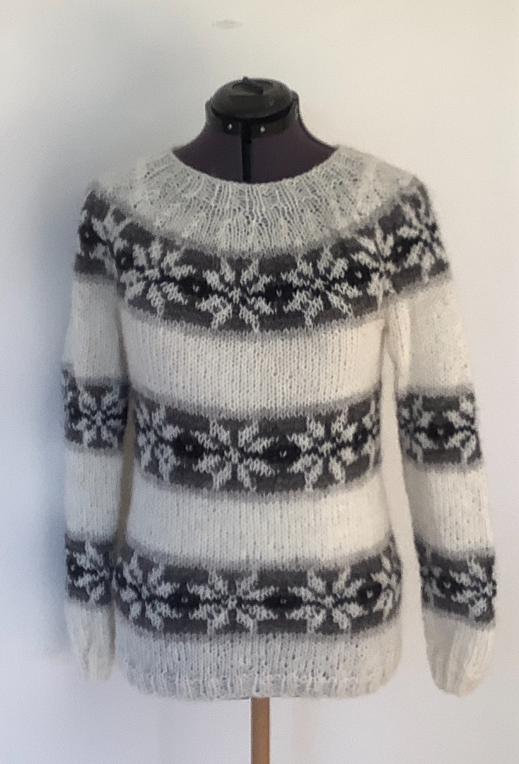 Håndstrikket sweater med gammelt islandsk mønster. Størrelse M