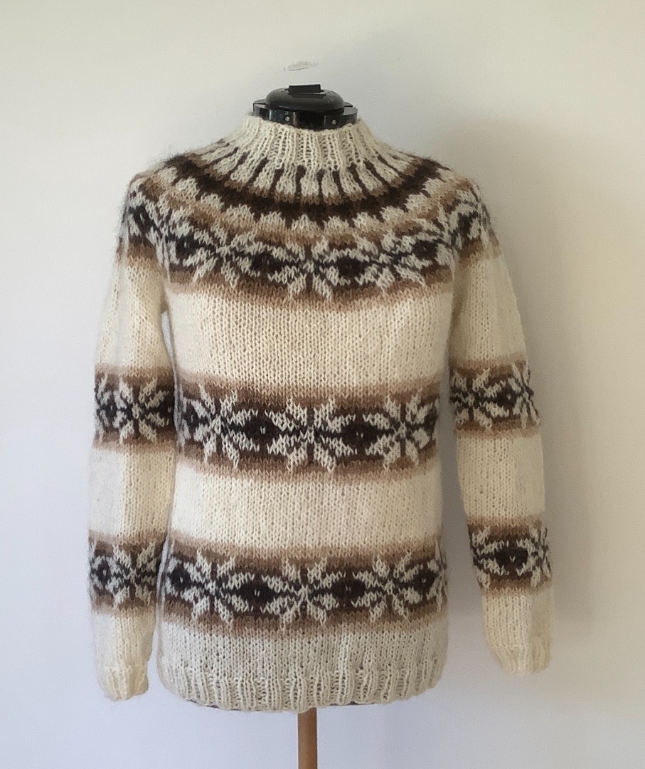 Håndstrikket sweater med gammelt mønster fra Færøerne