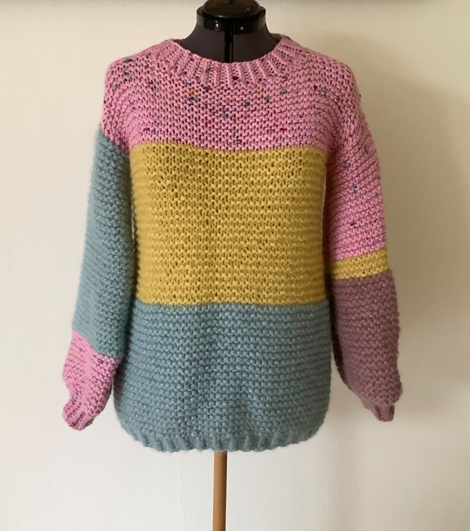  Oh Land sweateren er håndstrikket i tre skønne -  lækre garner fra Sandnes : konfetti, ønskegarn og kos.  Størrelse  M  