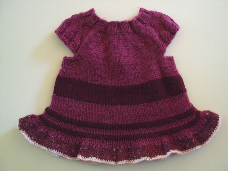 Babykjole i ren, blød og kradsefri uld. 