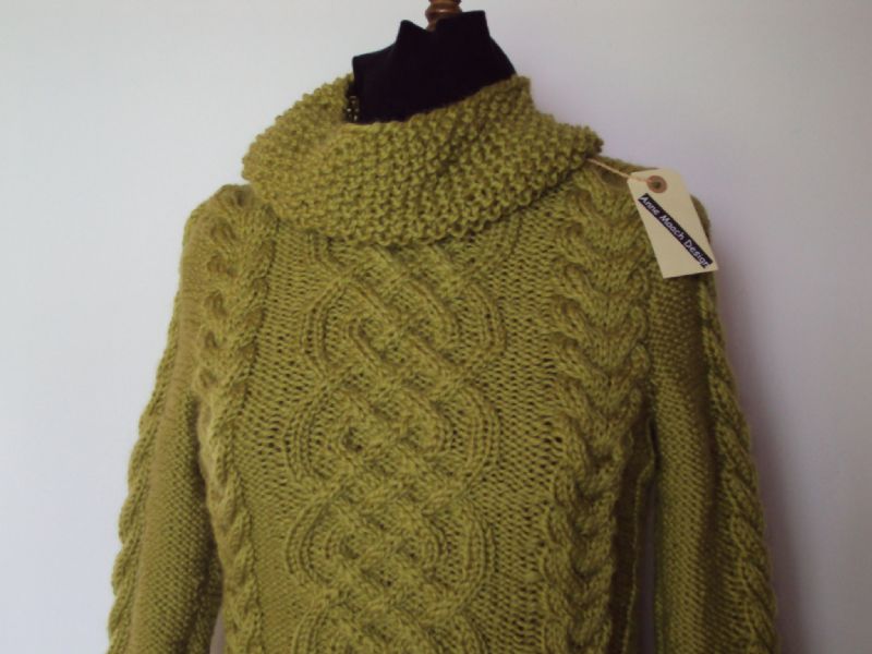 Sweater med løs rullekrave - håndstrikket i lækker ren uld superwash. Størrelse M