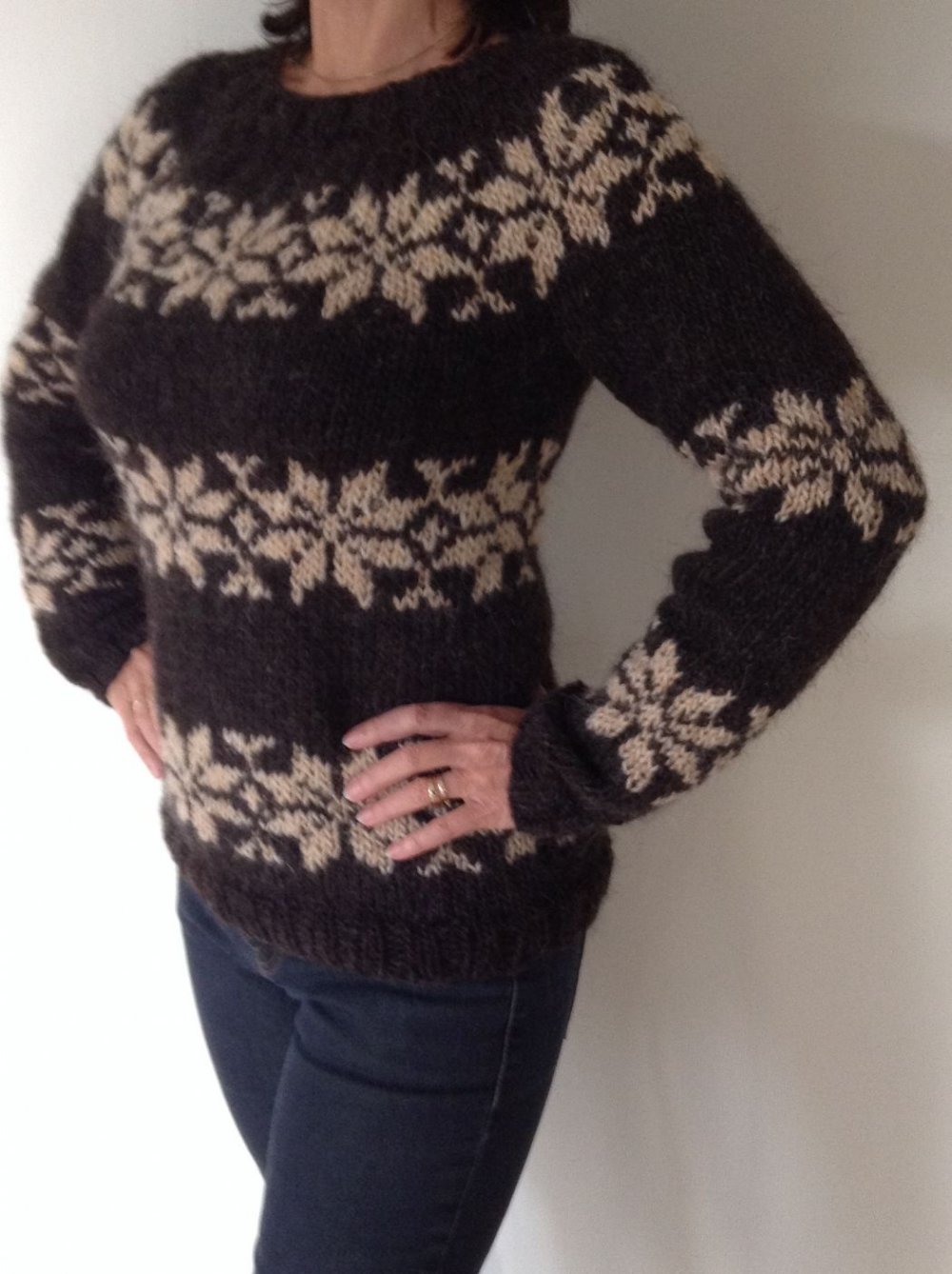 Sarah Lund sweater - mørkebrun bund med beige stjerner. 