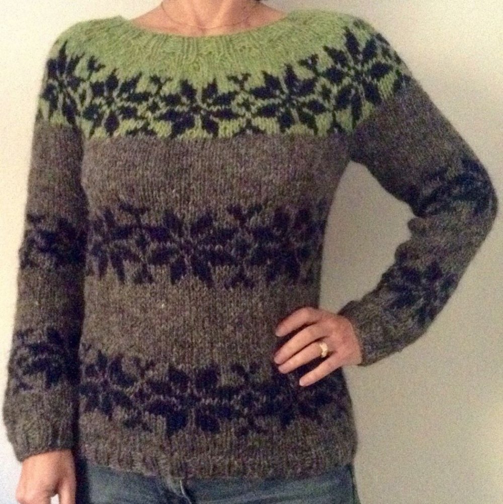 Sarah Lund sweater i mørk grå med blå stjerner og æblegrøn top. Størrelse S