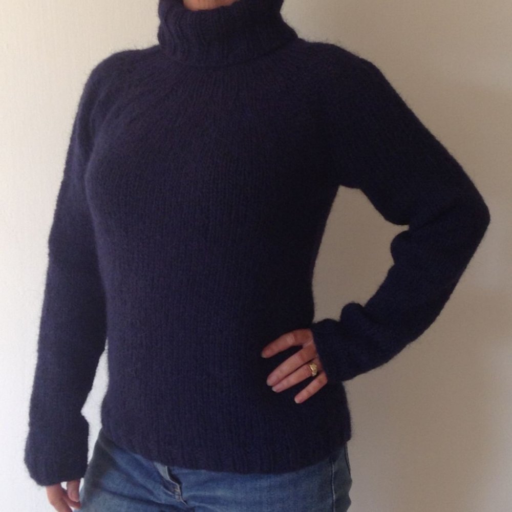 Sweater med rullekrave - håndstrikket i islandsk uld