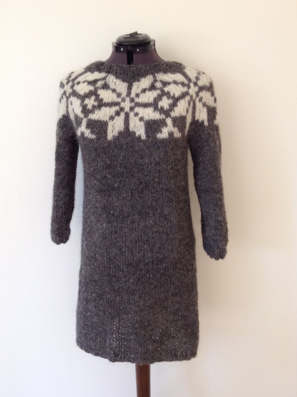 Kjole / lang sweater med stort stjernemønster. Håndstrikket i 100% ren uld. 