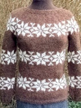 Sarah Lund sweater i  mørkebrun med råhvide stjerner