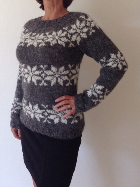 Sarah Lund sweater. Håndstrikket i ren islandsk uld. Her i farverne grå bund med råhvide stjerner