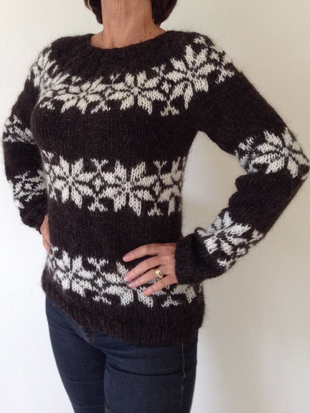 Sarah Lund sweater. Håndstrikket i ren islandsk uld. Her i farverne mørkebrun bund med råhvide stjerner.