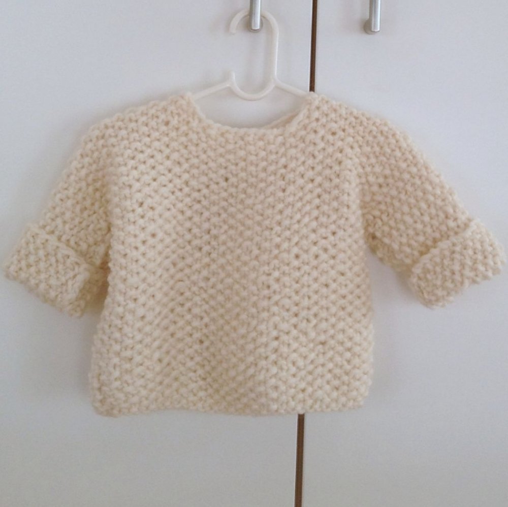Sweater i økocertificeret uld med flot perlemønster. Færdig model i str. 6-9 mdr.
