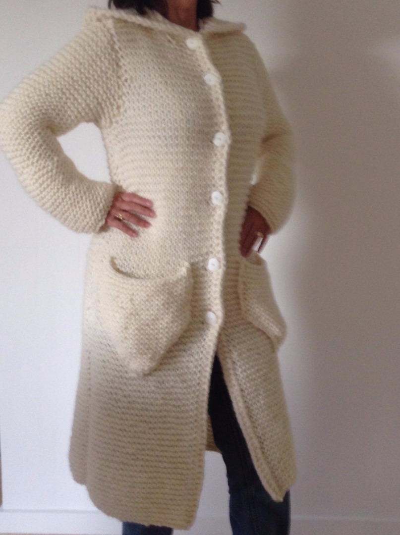 Trendy - chunky - lang cardigan med stor hætte - håndstrikket i ren økocertificeret uld