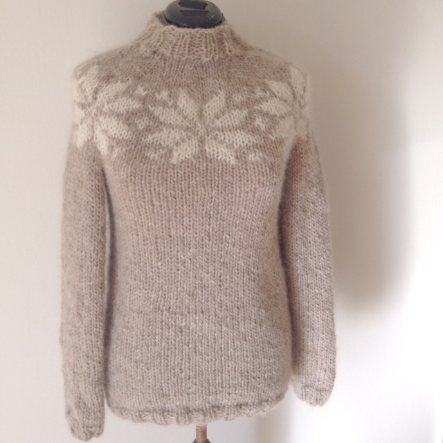 Lækker lang sweater - håndstrikket i ægte islandsk uld - alafoss lopi 