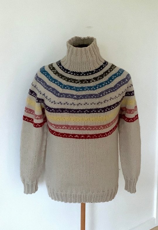 Lækker mangestribet sweater med rullekrave i ren ny uld 