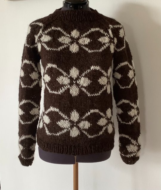 Nyt unikt design fra FruStrik - hånd strikket sweater med flot blomstermotiv, raglan ærmer og en ekstra ærmebort