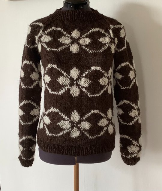 Nyt unikt design fra FruStrik - hånd strikket sweater med flot blomstermotiv, raglan ærmer og en ekstra ærmebort. Str. M/38