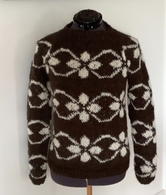 Nyt unikt design fra FruStrik - hånd strikket sweater med flot blomstermotiv, raglan ærmer og en ekstra ærmebort. Str. M/38