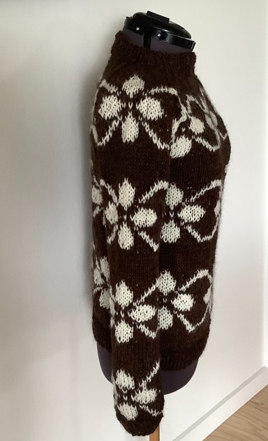 Nyt unikt design fra FruStrik - hånd strikket sweater med flot blomstermotiv, raglan ærmer og en ekstra ærmebort. Str. M/38