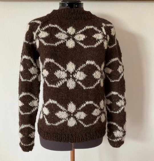 Nyt unikt design fra FruStrik - hånd strikket sweater med flot blomstermotiv, raglan ærmer og en ekstra ærmebort