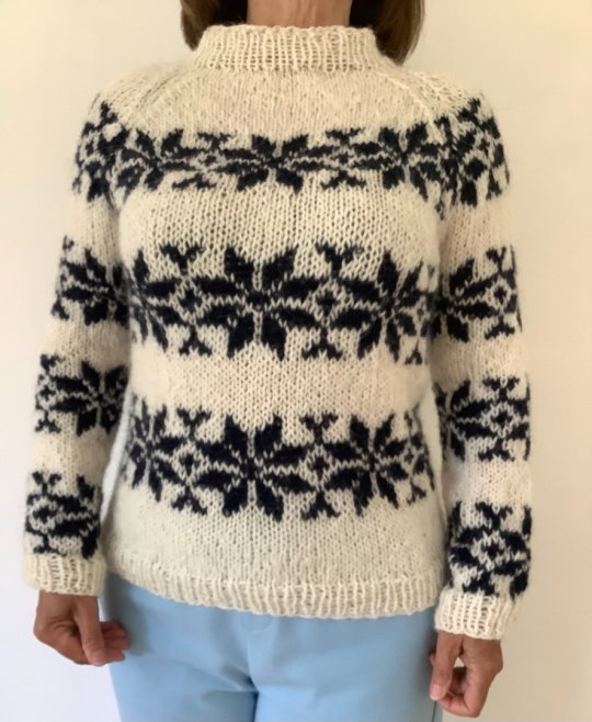 Sarah Lund i nyt design med raglan ærmer, højere hals og 3 ærmeborte. Str. M/38