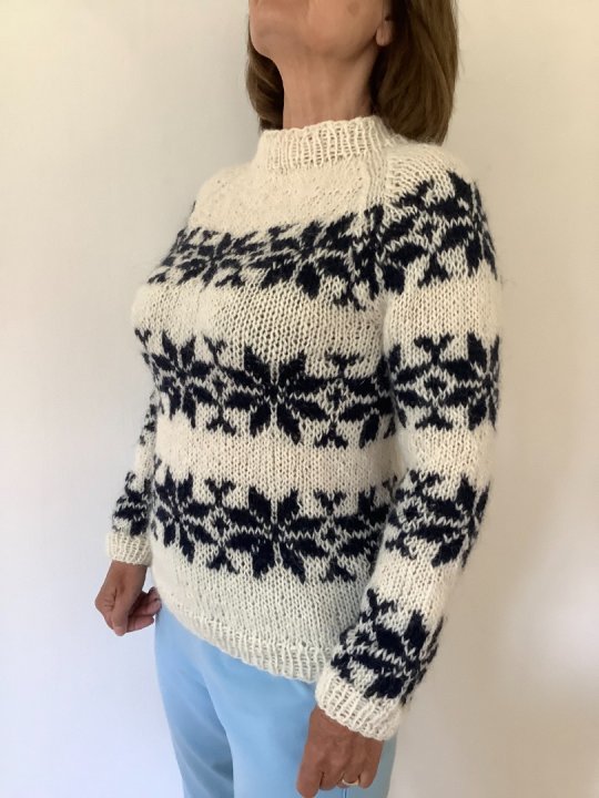 Sarah Lund i nyt design med raglan ærmer, højere hals og 3 ærmeborte. Str. M/38