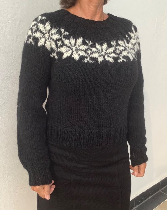 Nyt design! Sarah Lund med et stjernemønster. Håndstrikket i dejlig varm islandsk uld .
