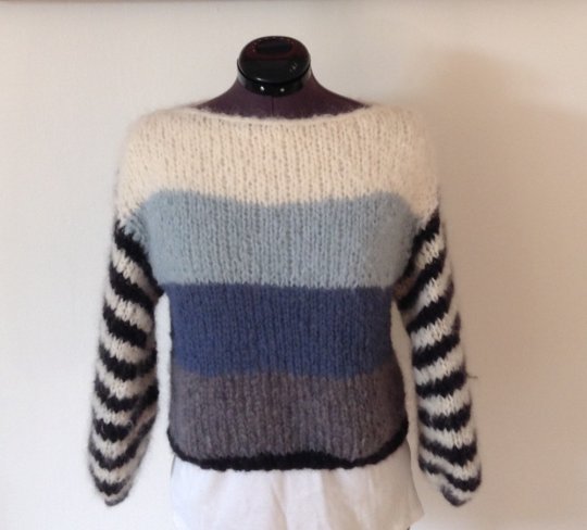 Super blød og lækker Maiami inspireret sweater - håndstrikket i et dejligt blødt garn bestående af alpaca og mohair.  Str. S 