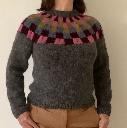 Sweater i helt nyt unikt design - håndstrikket i ren islandsk uld. Størrelse M / 38