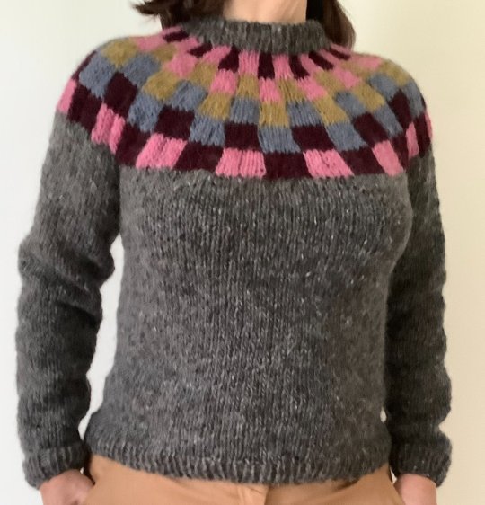 Sweater i helt nyt unikt design - håndstrikket i ren islandsk uld. Størrelse M / 38