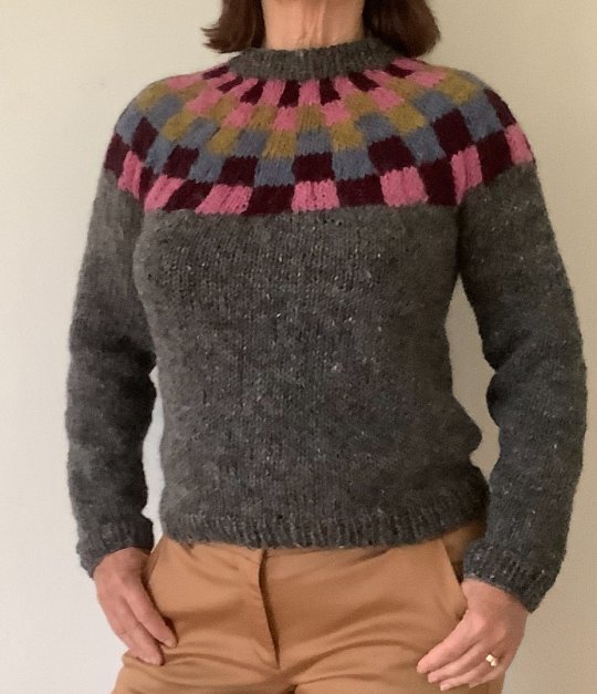 Sweater i helt nyt unikt design - håndstrikket i ren islandsk uld. Størrelse M / 38