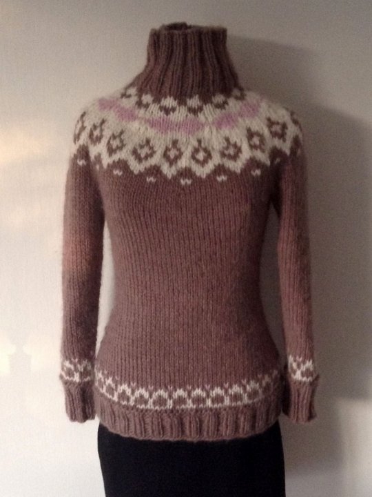 Flot sweater med nordisk mønster i ren økocertificeret uld