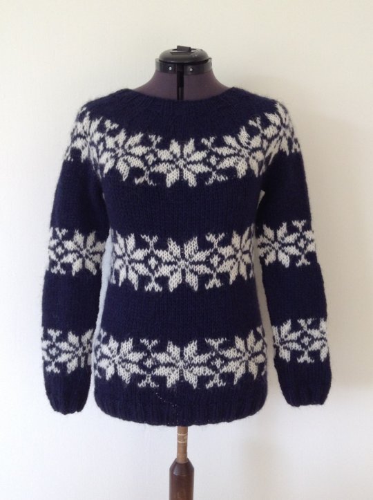 Sarah Lund sweater. Håndstrikket i ren islandsk uld. Her i farverne mørkeblå bund med råhvide stjerner. 